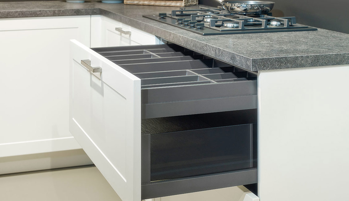 Witte tijdloze keuken, lade met extra binnenlade