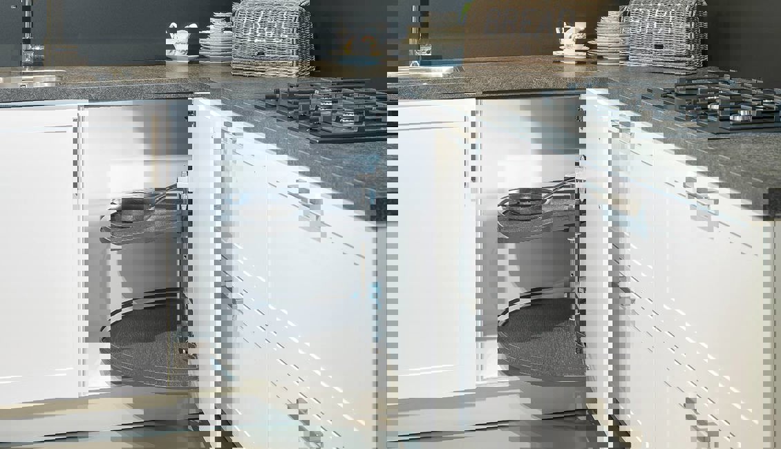 Witte tijdloze keuken, carousselkast