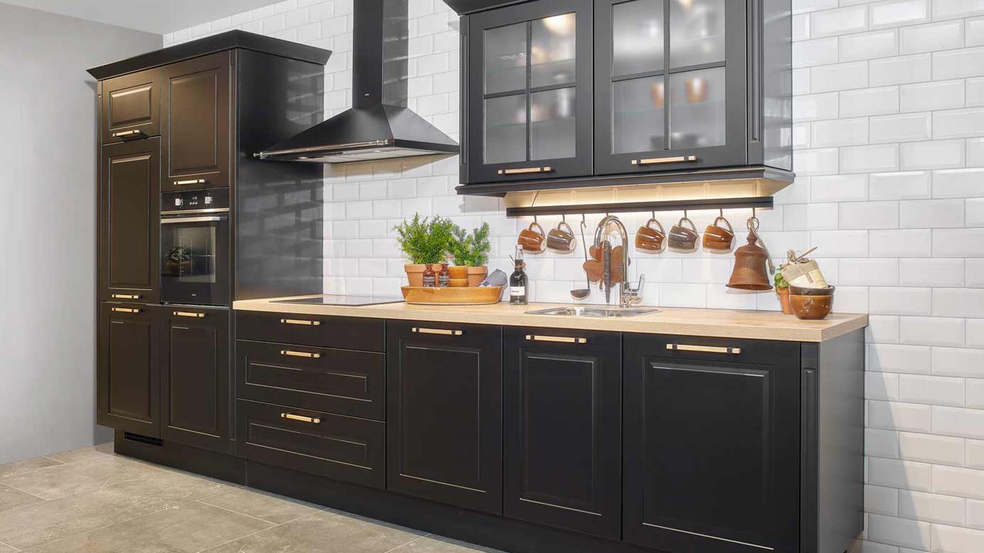 Landelijk zwarte keuken met houten aanrechtblad