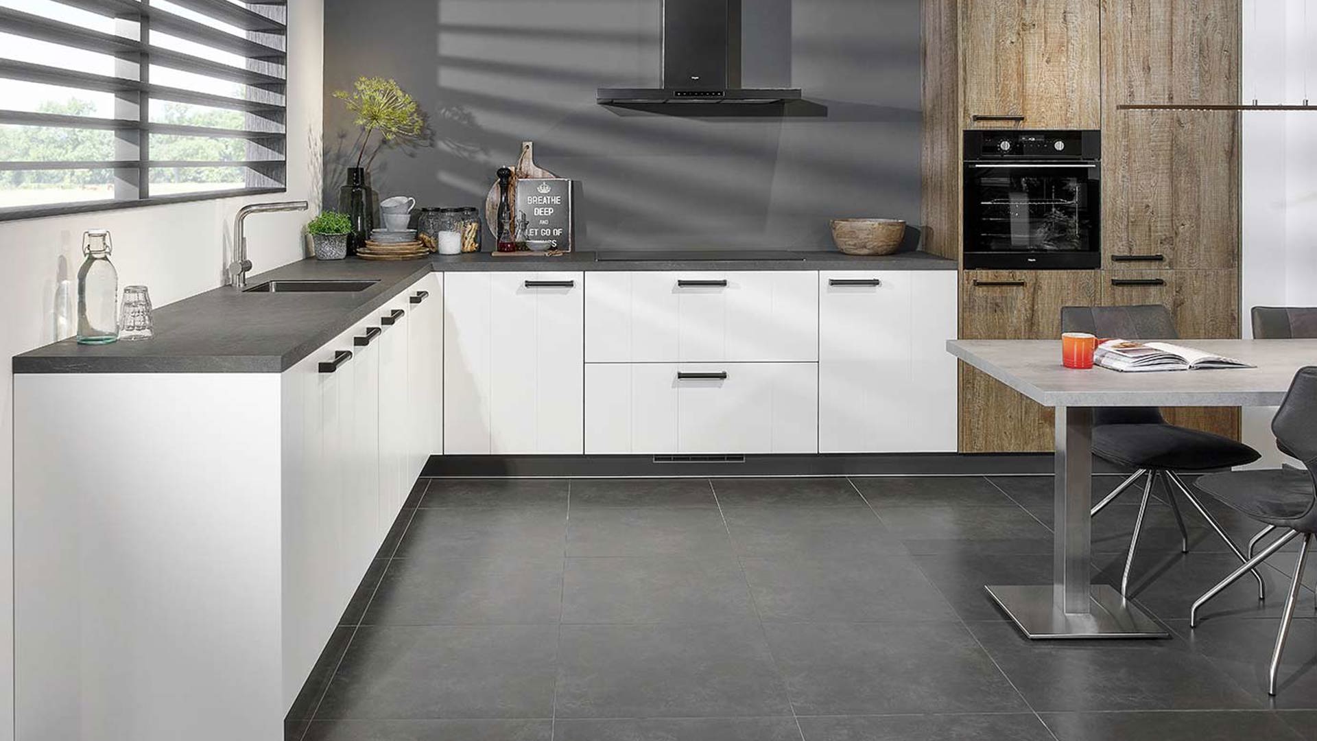 Landelijk moderne keuken in twee kleuren