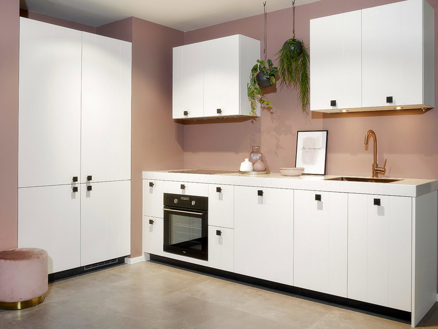Modern landelijke witte keuken met kastenwand en bovenkasten