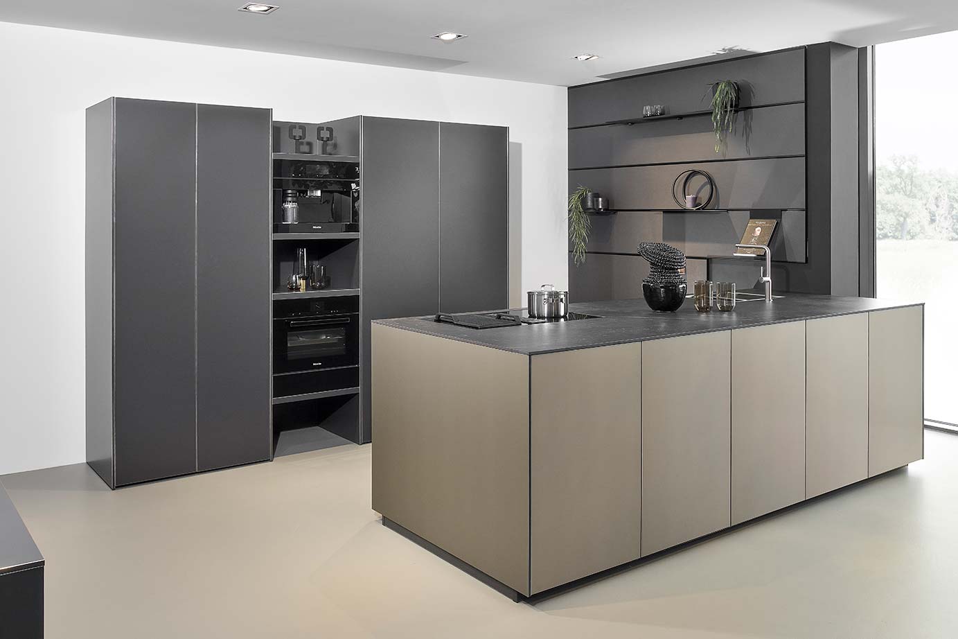 Moderne design keuken met eiland en kastenwand