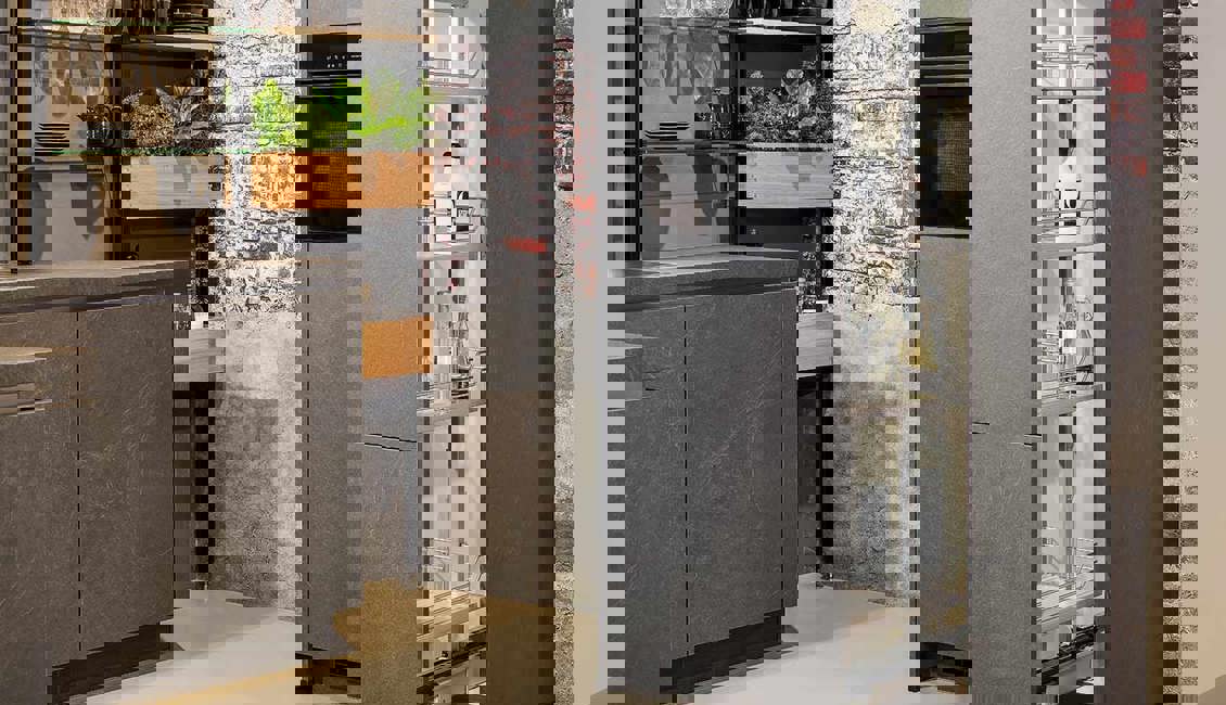 Moderne grijze hoekkeuken, apothekerskast