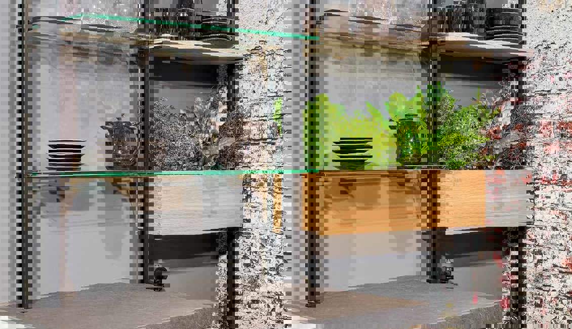 Moderne grijze hoekkeuken, stalen wandrek