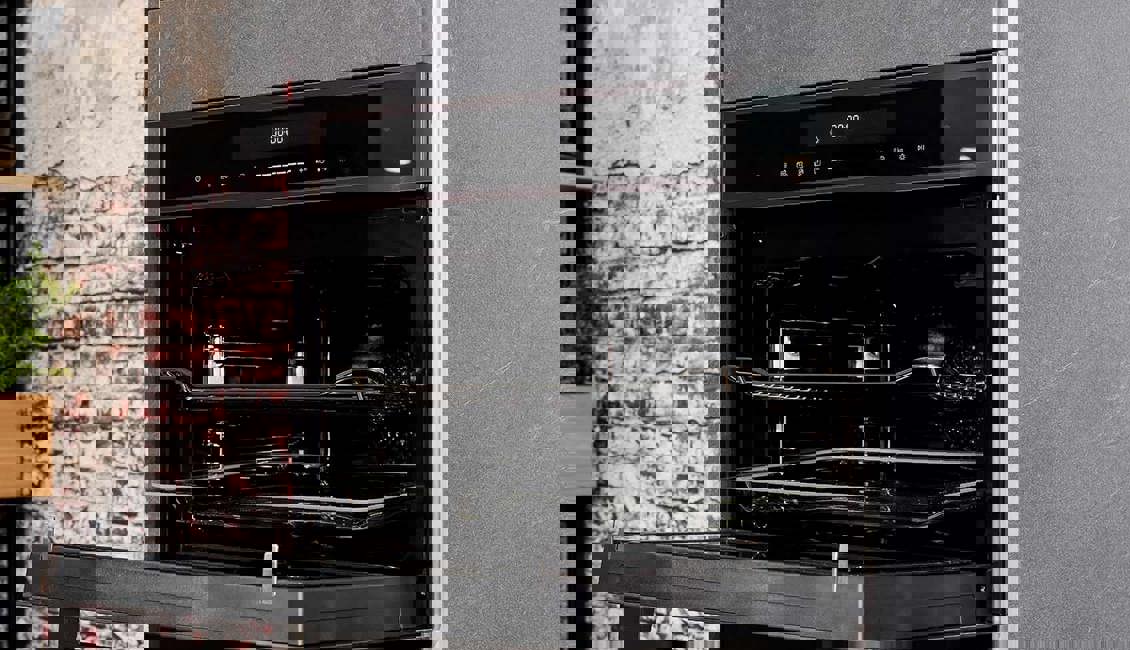 Moderne grijze hoekkeuken, oven