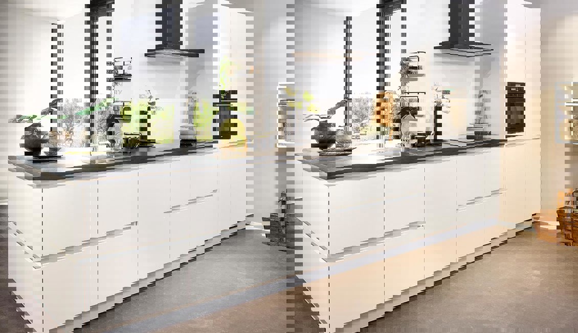 Rechte witte keuken, greeploos
