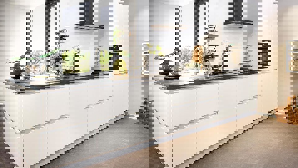 Rechte witte keuken, greeploos