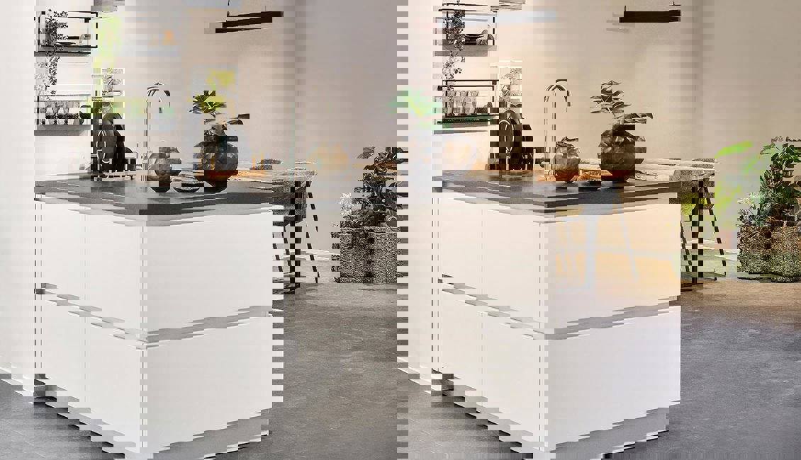 Rechte witte keuken, greeploos