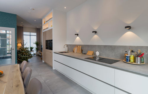 Rechte SieMatic keuken met kastenwand