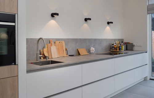 Greeploze rechte keuken SieMatic met betonlook aanrechtblad