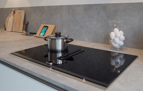 Greeploze keuken met NEFF kookplaat met afzuiging