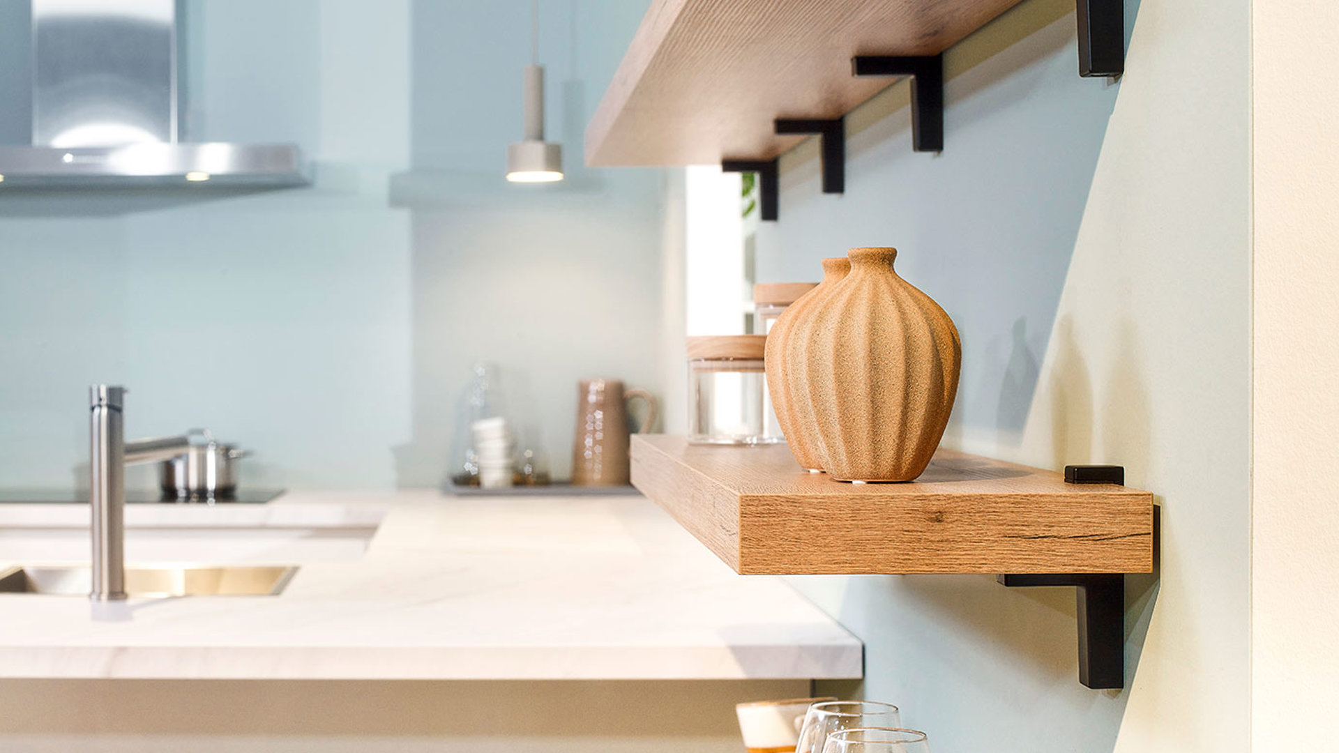 Greeploos witte u-keuken, houten wandplanken