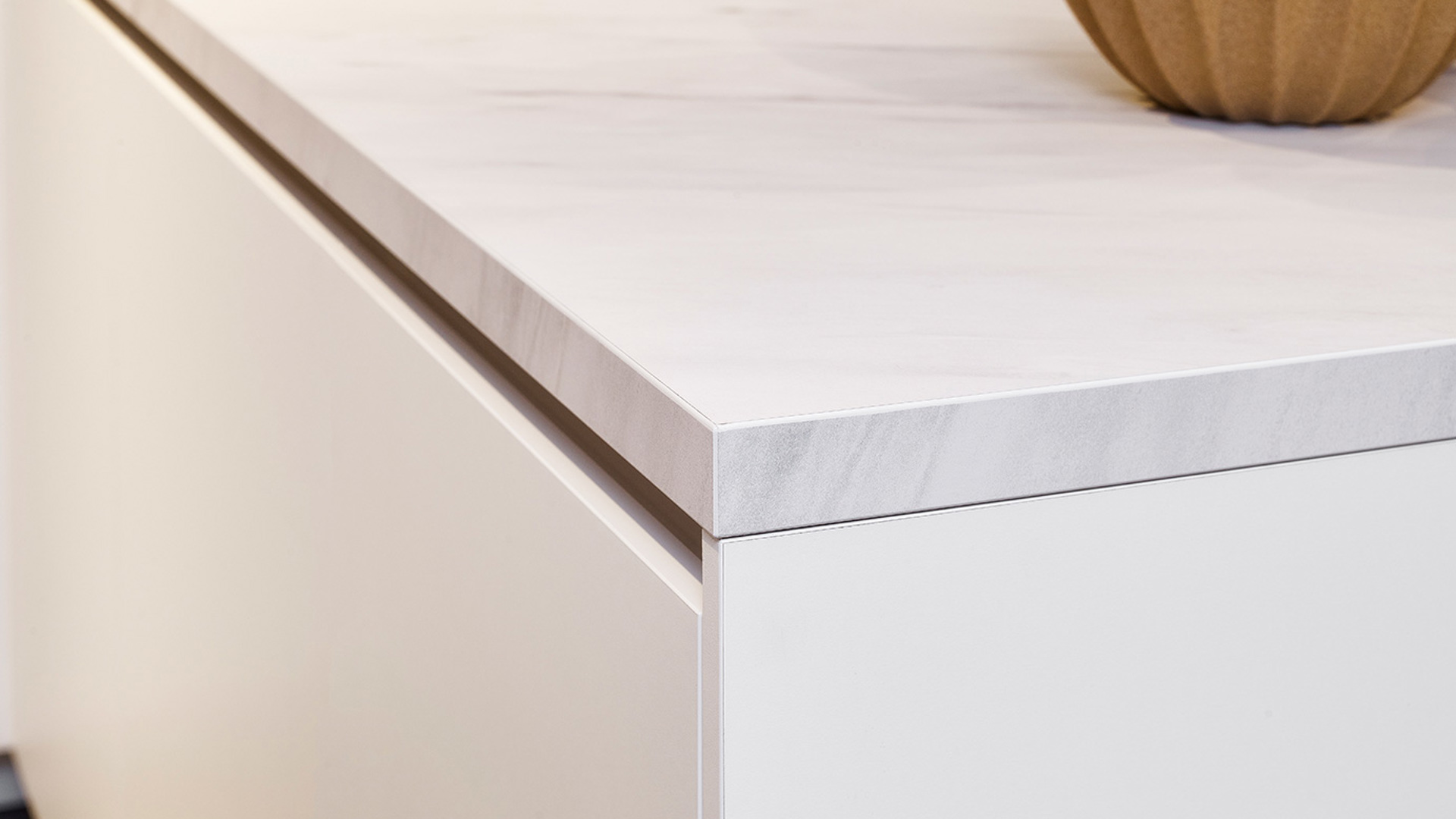 Greeploos witte u-keuken, kunststof werkblad
