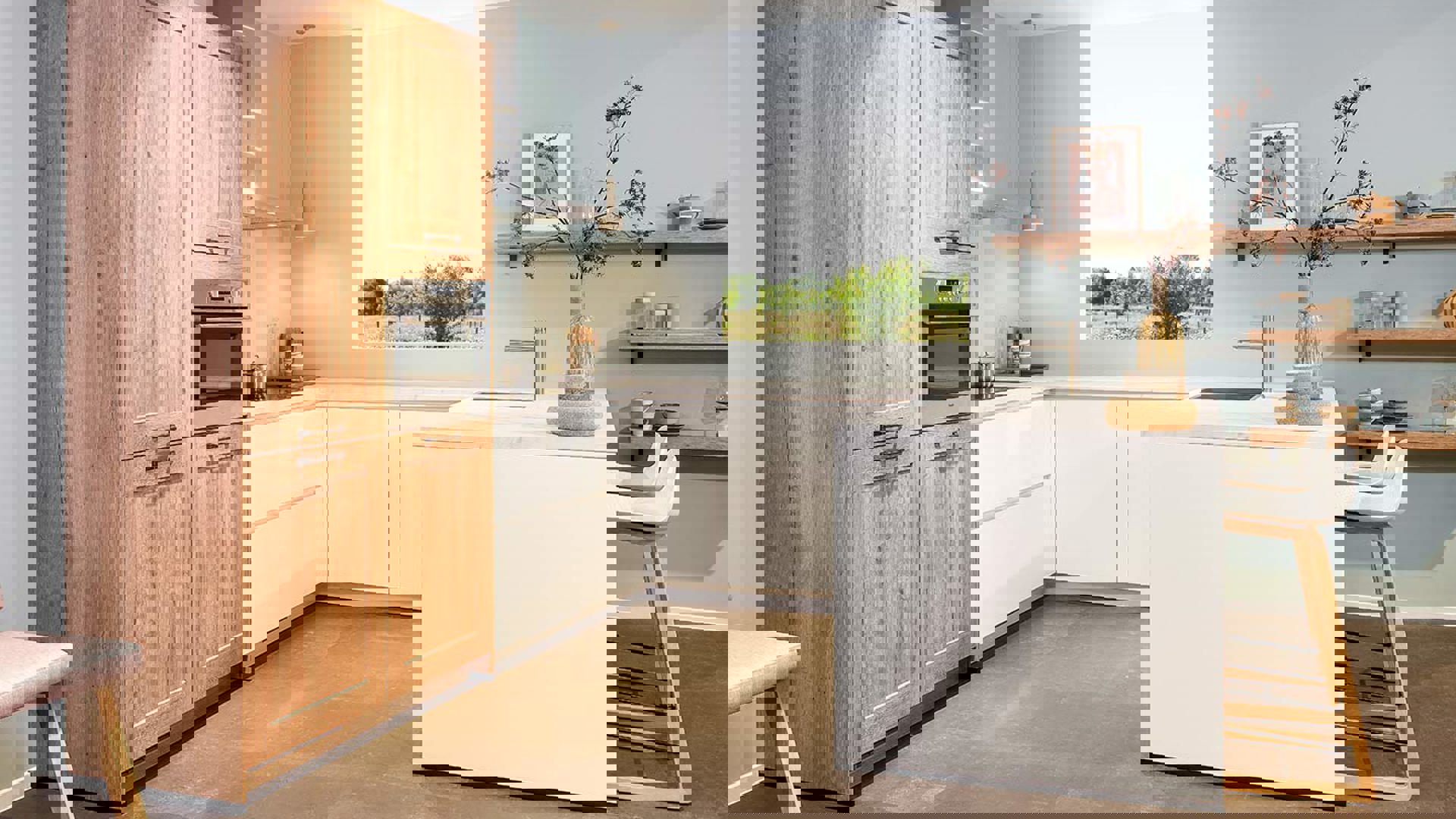 Witte u-keuken met houten kastenwand