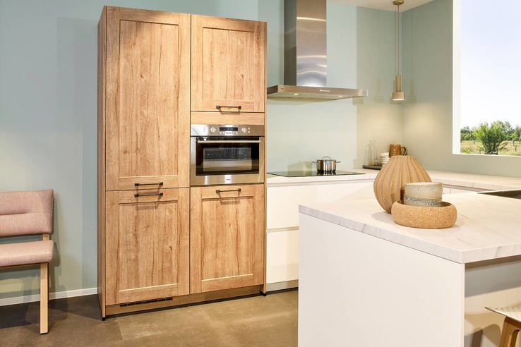 Witte u-keuken met houten kastenwand