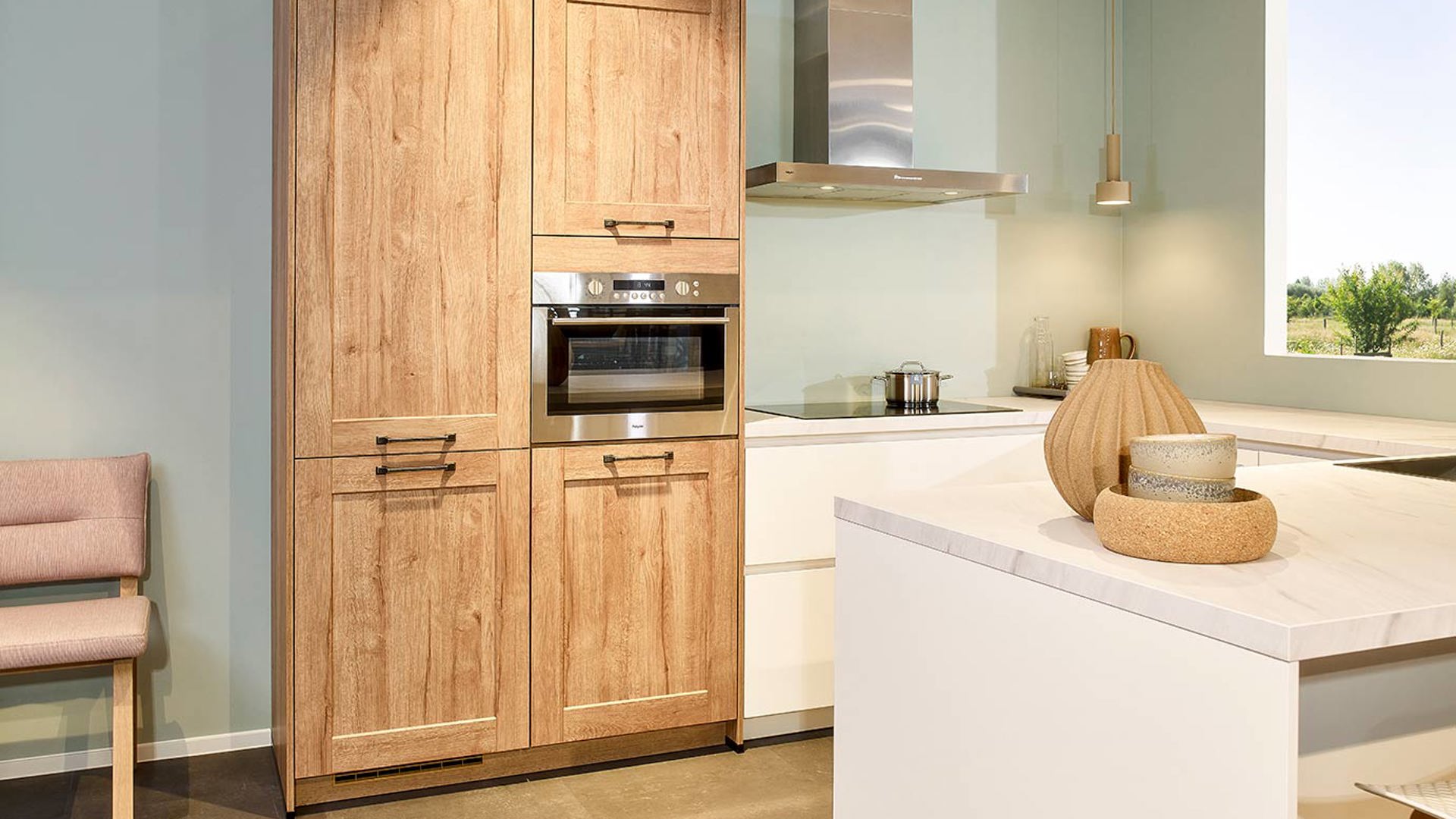 Witte u-keuken met houten kastenwand