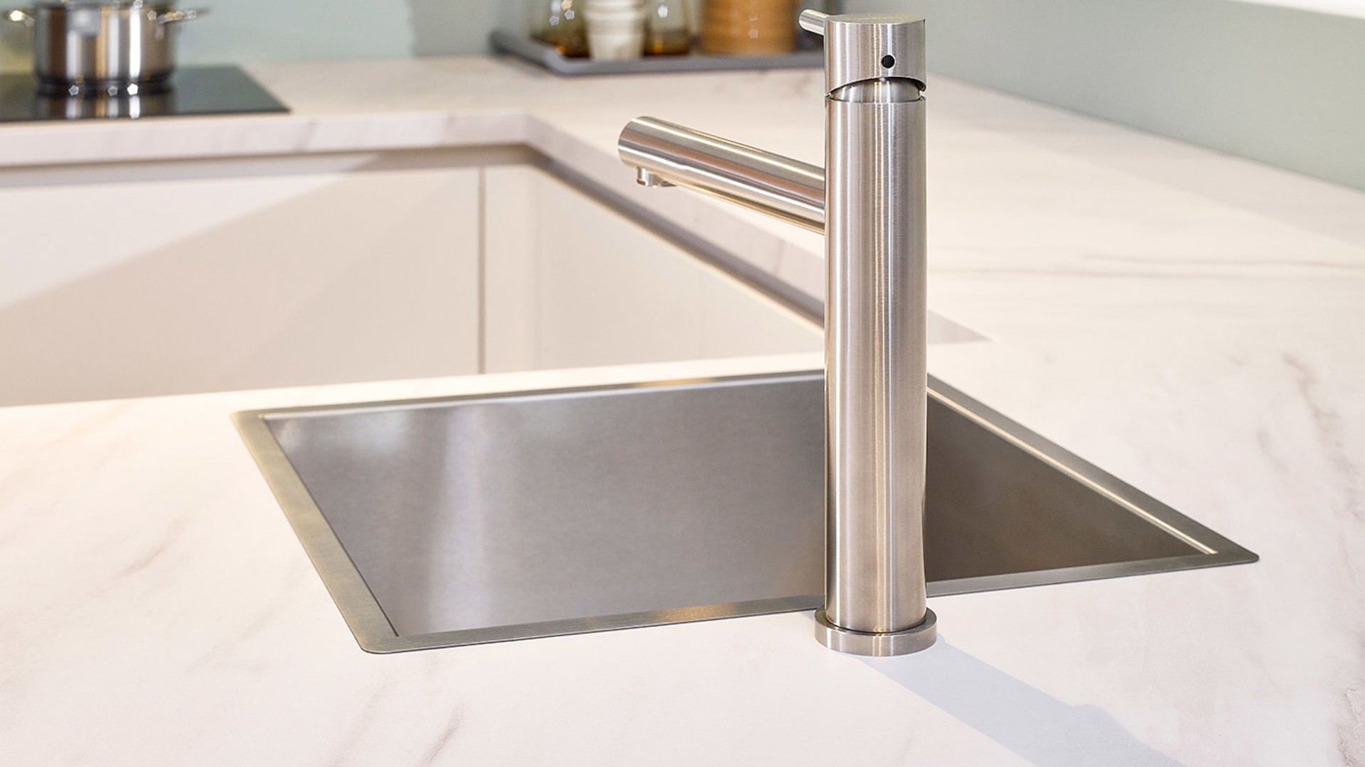 Greeploos witte u-keuken, kraan en spoelbak