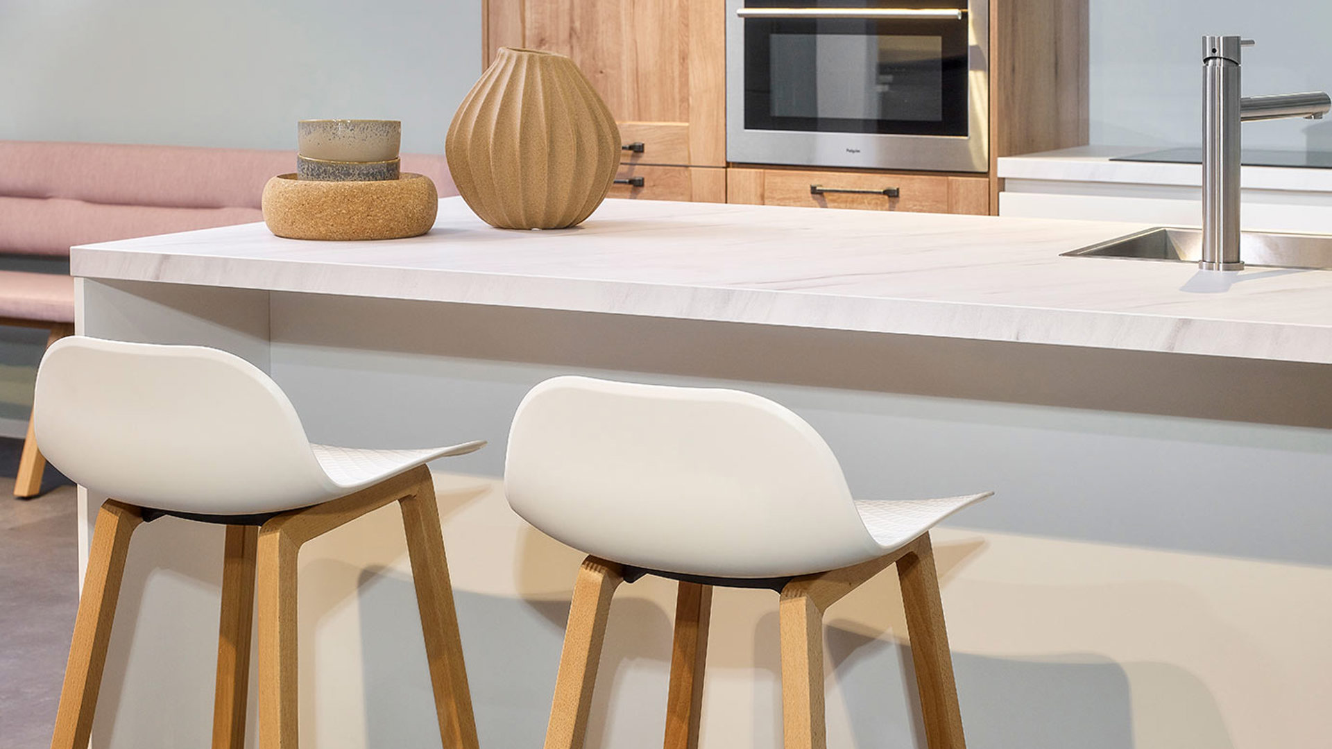 Greeploos witte u-keuken, bar
