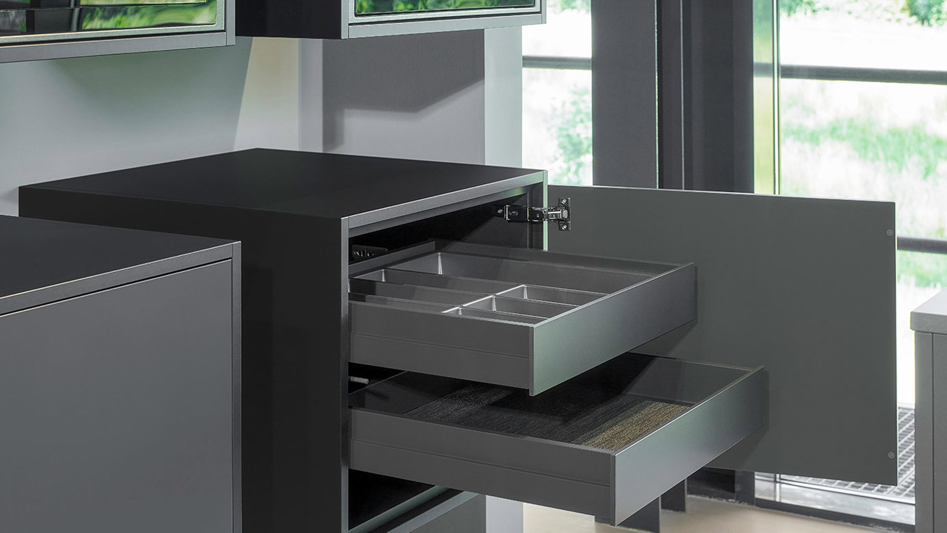Design keuken met eiland, lades achter kastdeur