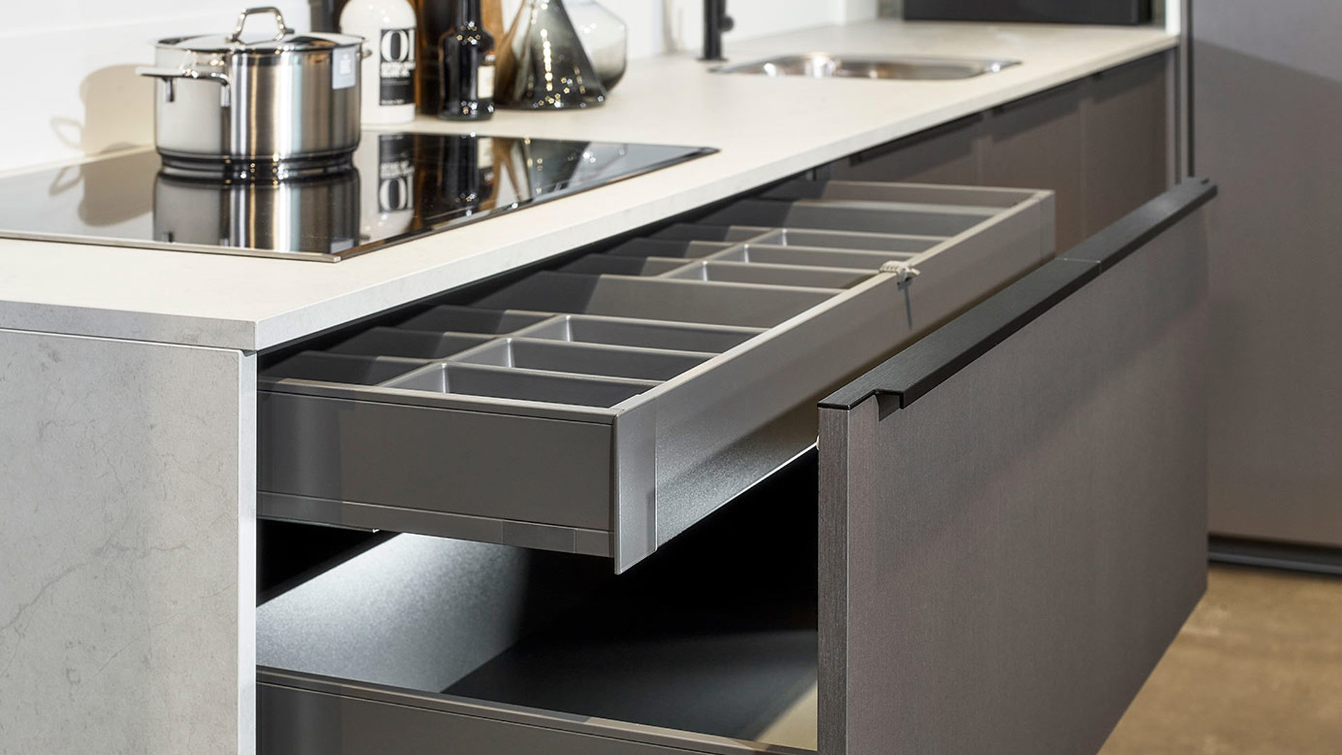 Moderne keuken, lade met extra binnenlade