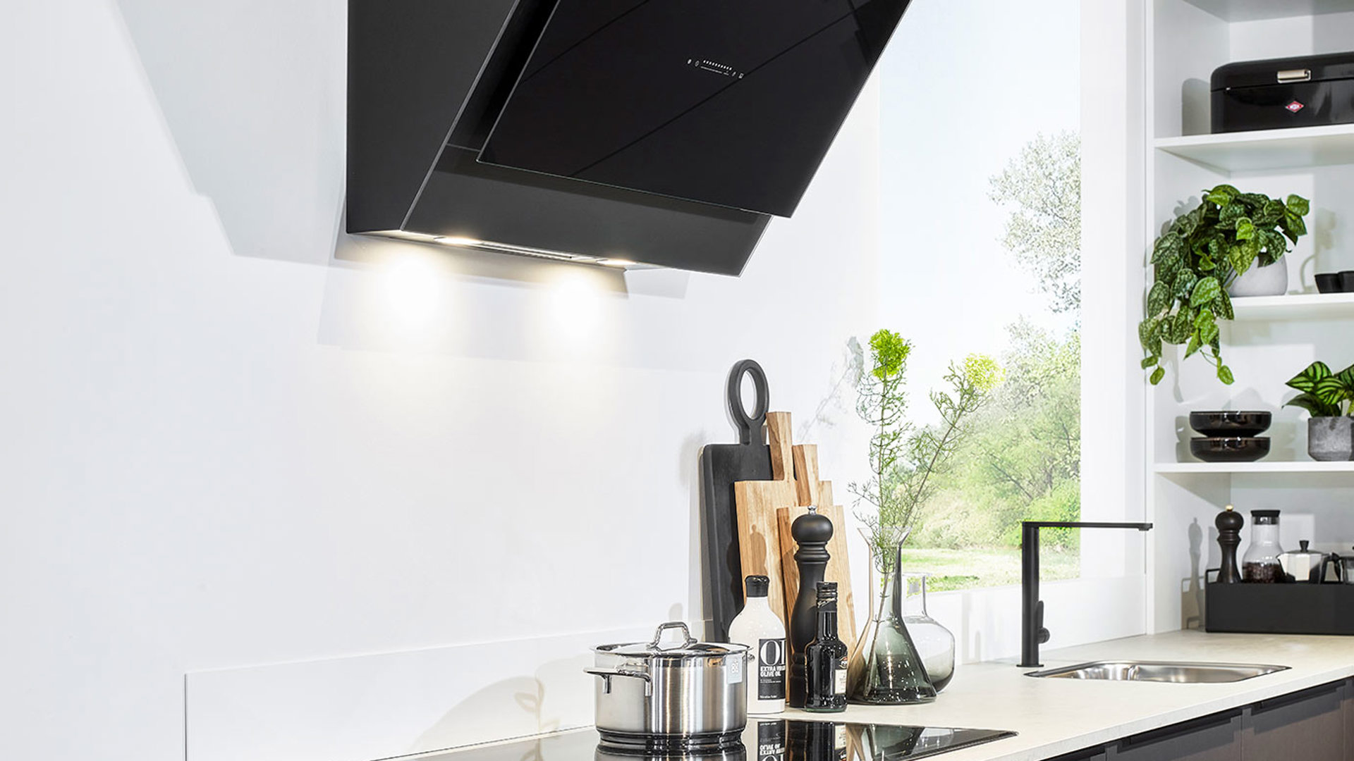 Modern antraciete keuken, kookplaat en afzuigkap