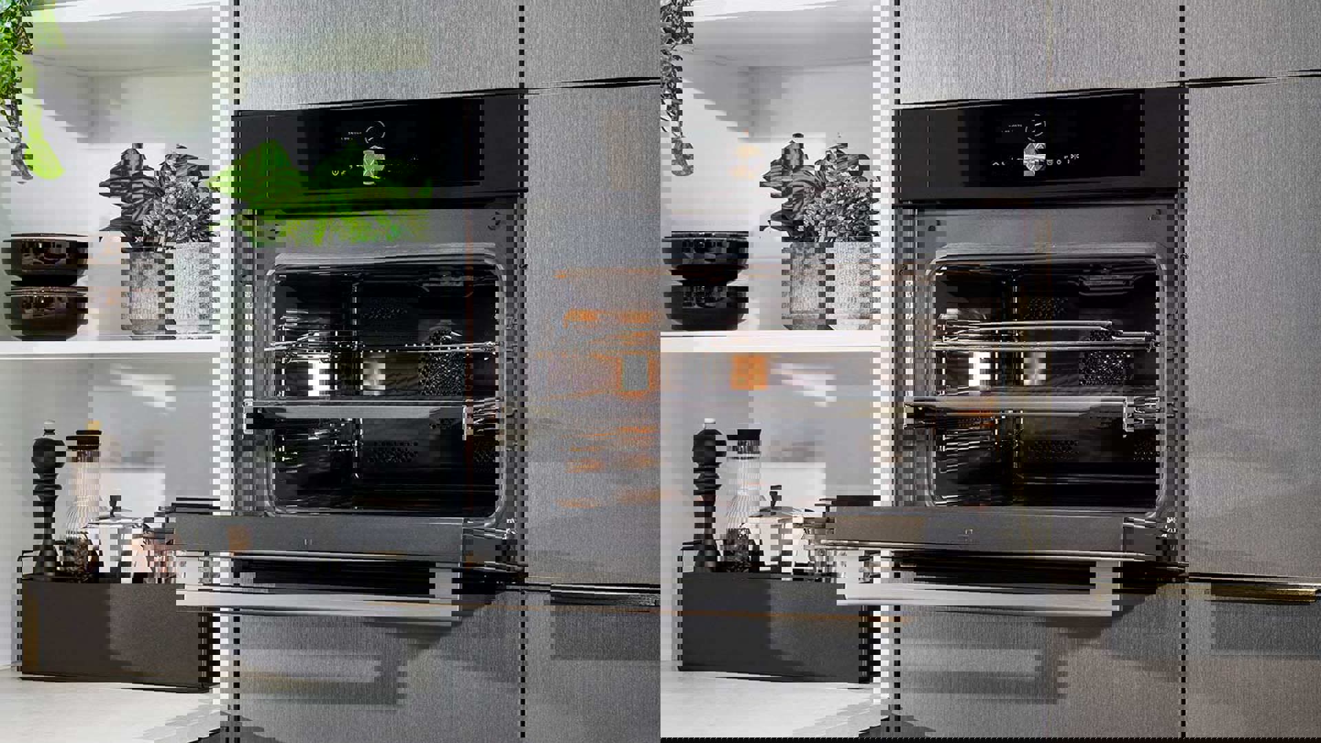Modern antraciete keuken, oven in kastenwand