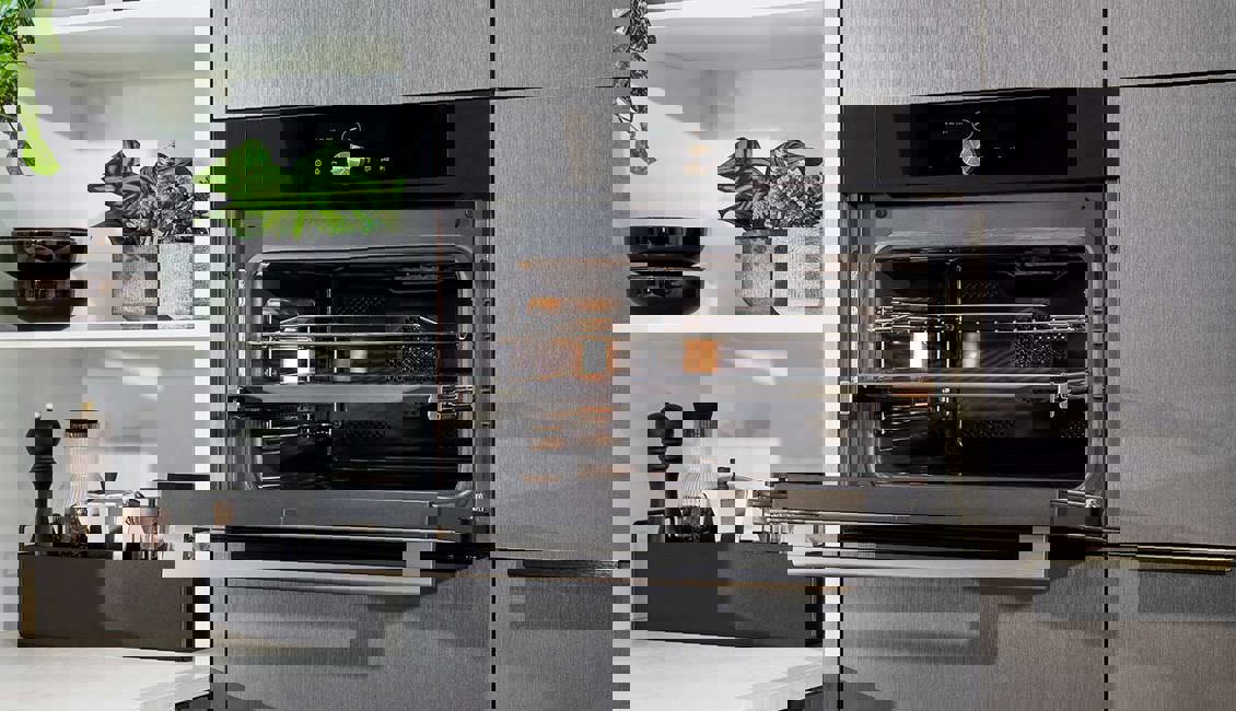 Modern antraciete keuken, oven in kastenwand