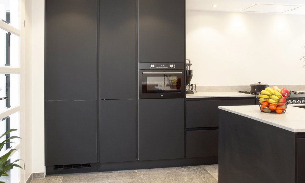 Zwarte keuken met eiland Urk, kastenwand