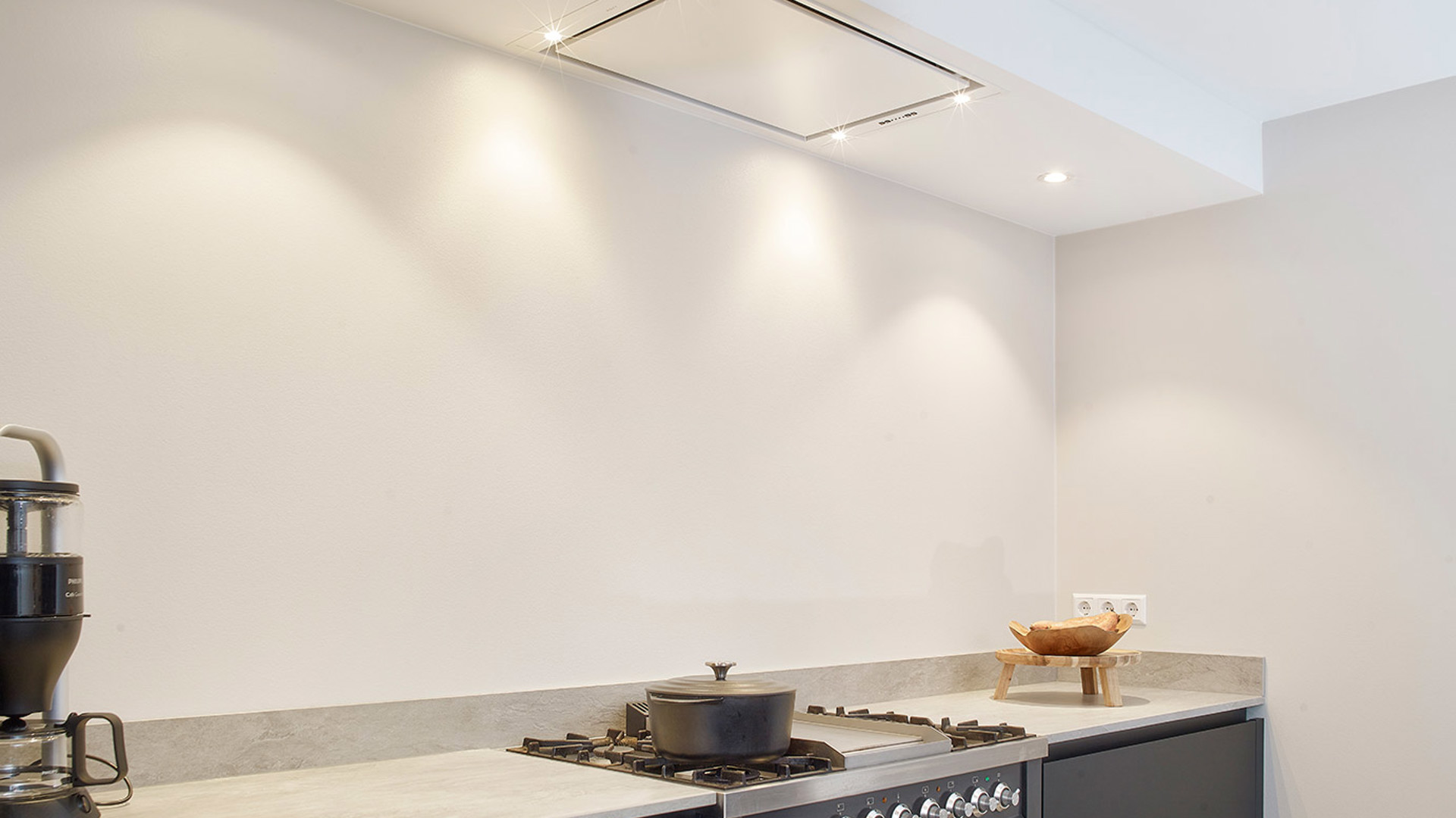 Zwarte keuken met eiland Urk, afzuigkap plafond