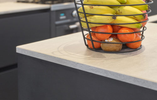 Zwarte keuken met eiland Urk, keramiek werkblad