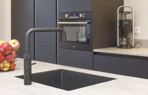 Keuken met eiland Urk, zwarte kraan en spoelbak