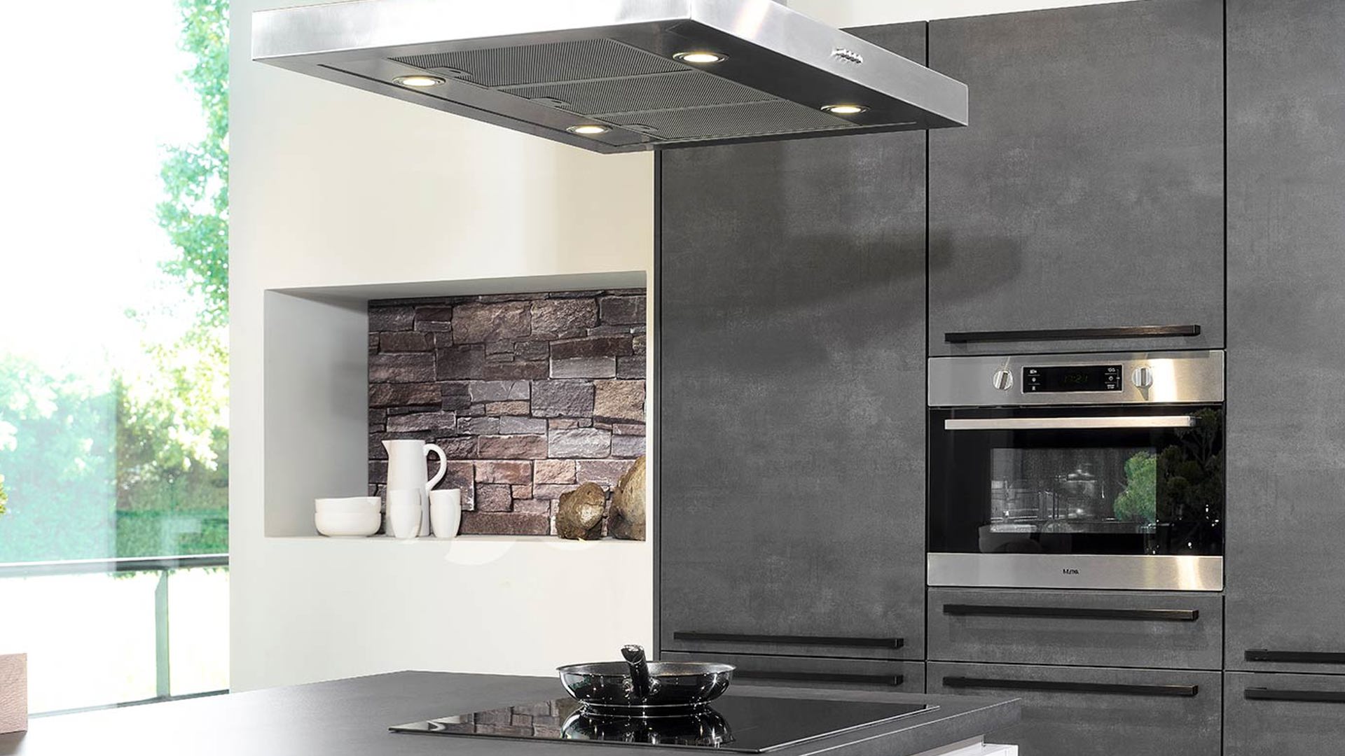 Witte keuken met kastenwand