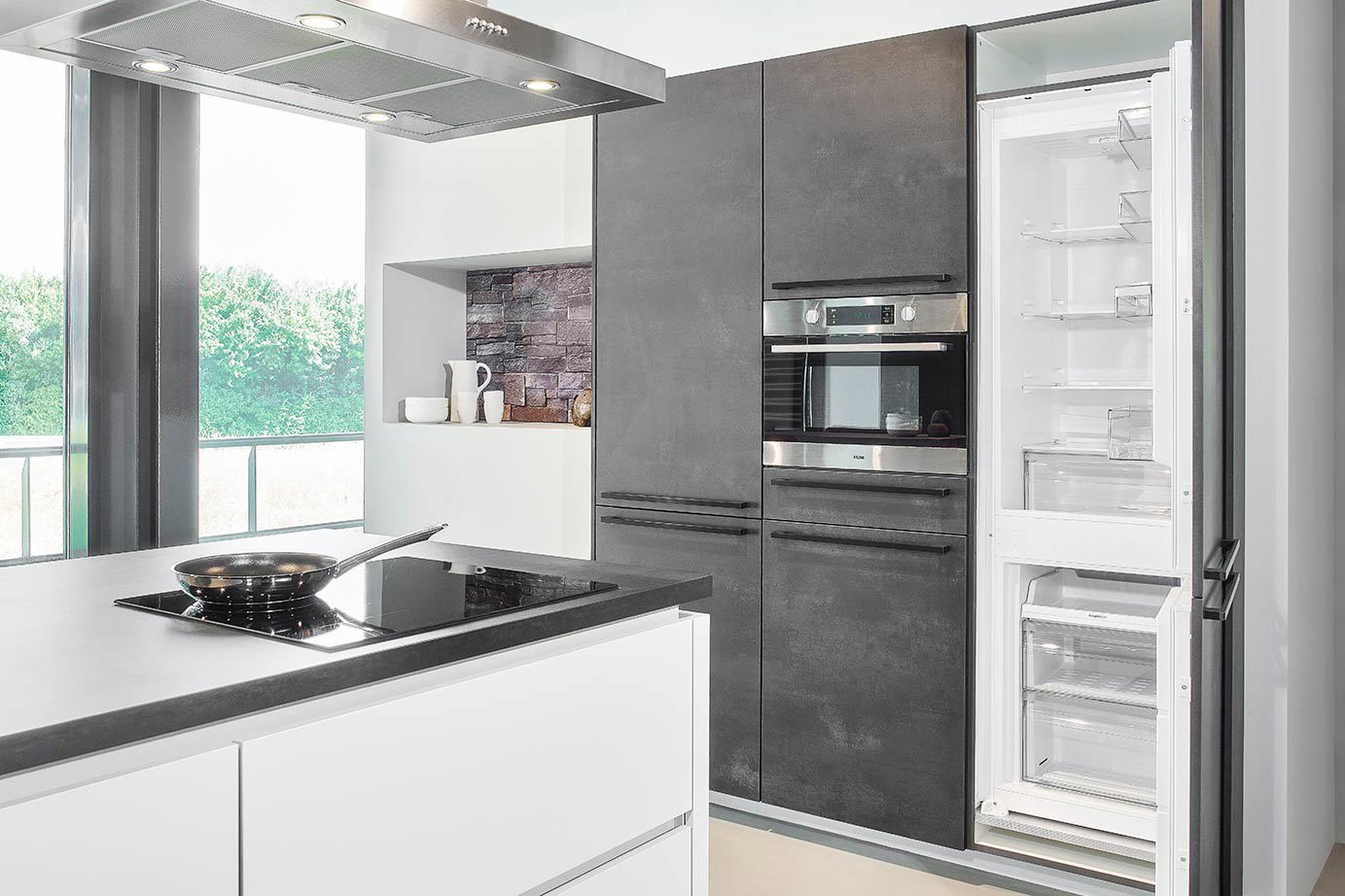 Witte keuken met kastenwand, koelkast en vriezer