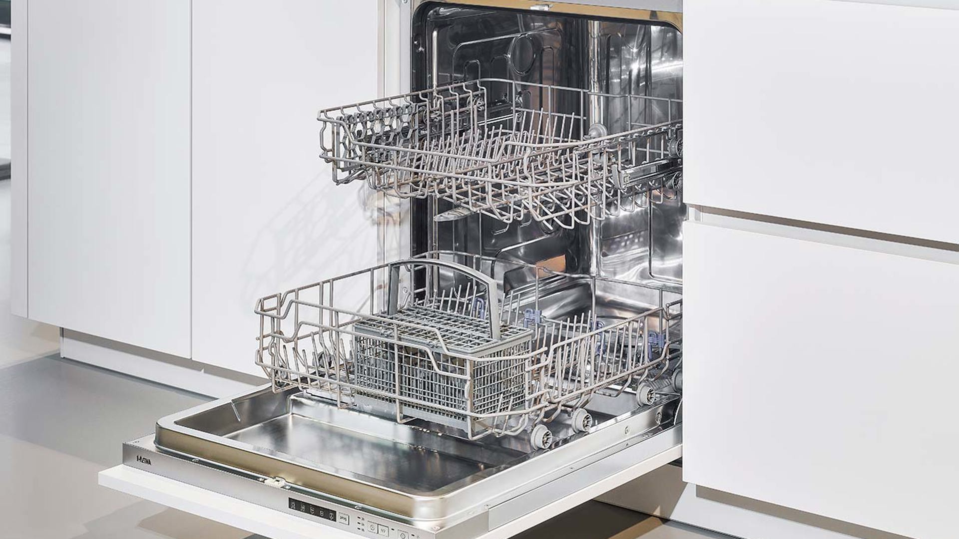 Witte keuken met kastenwand, vaatwasmachine