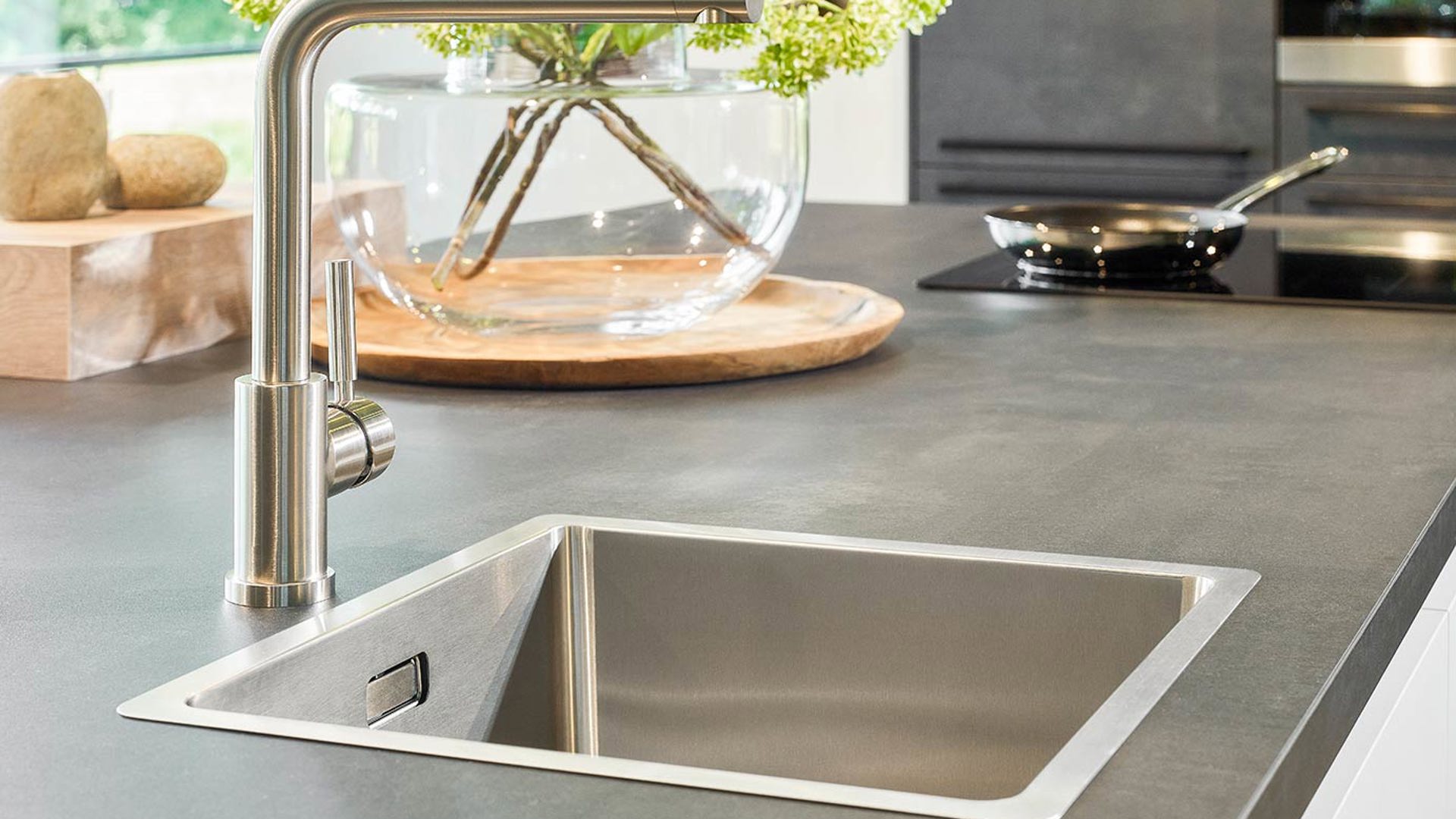 Witte keuken met kastenwand, kraan en spoelbak