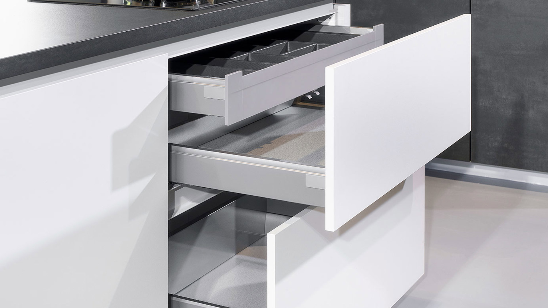 Witte keuken met kastenwand, brede lades