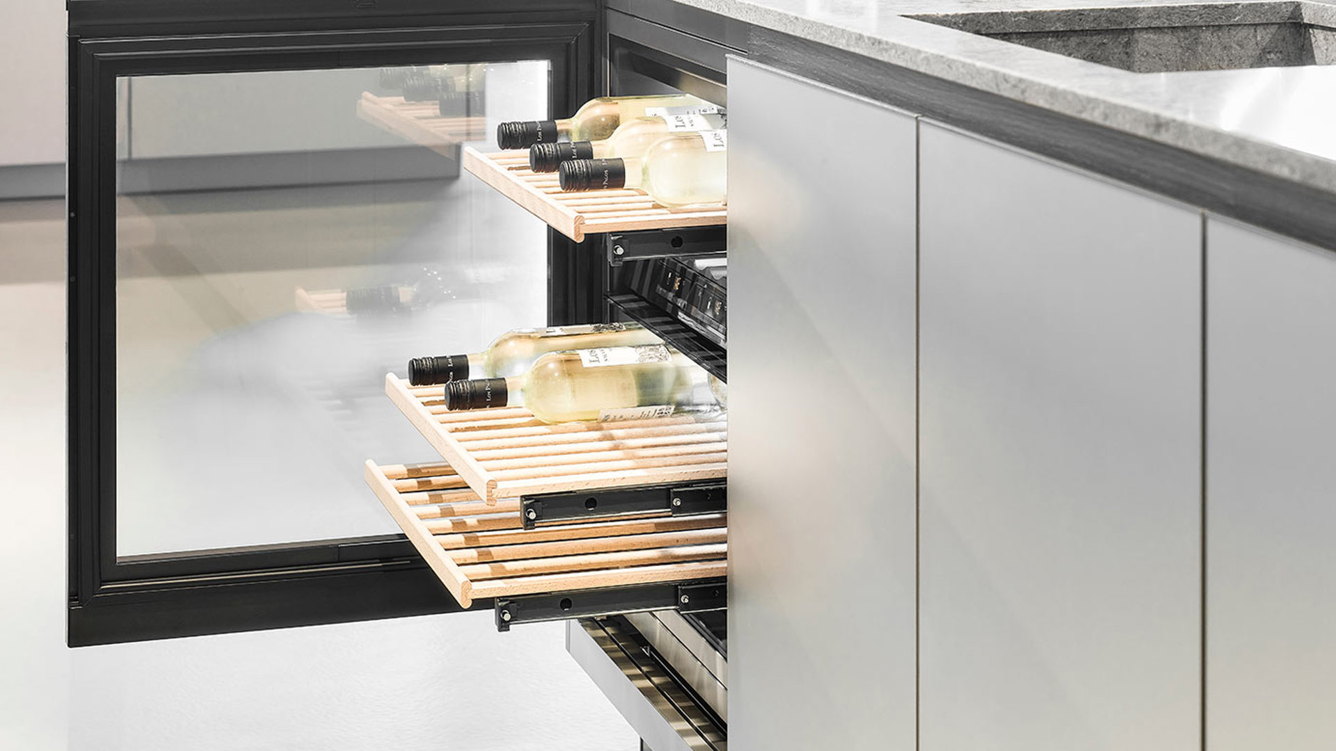 Moderne keuken met eiland, wijnklimaatkast