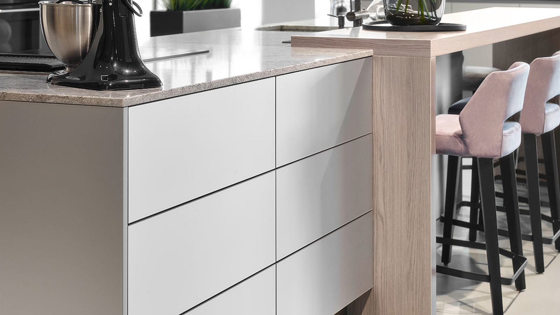 Moderne keuken met eiland, greeploze lades