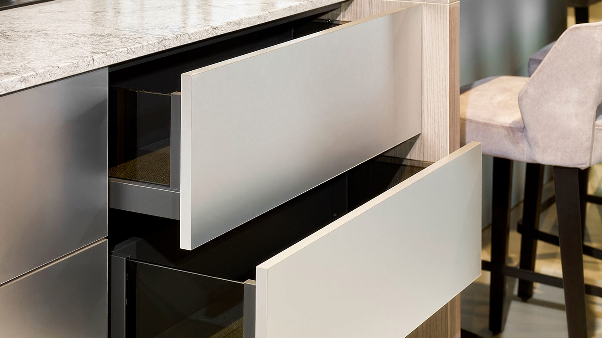 Moderne keuken met eiland, luxe greeploze lades