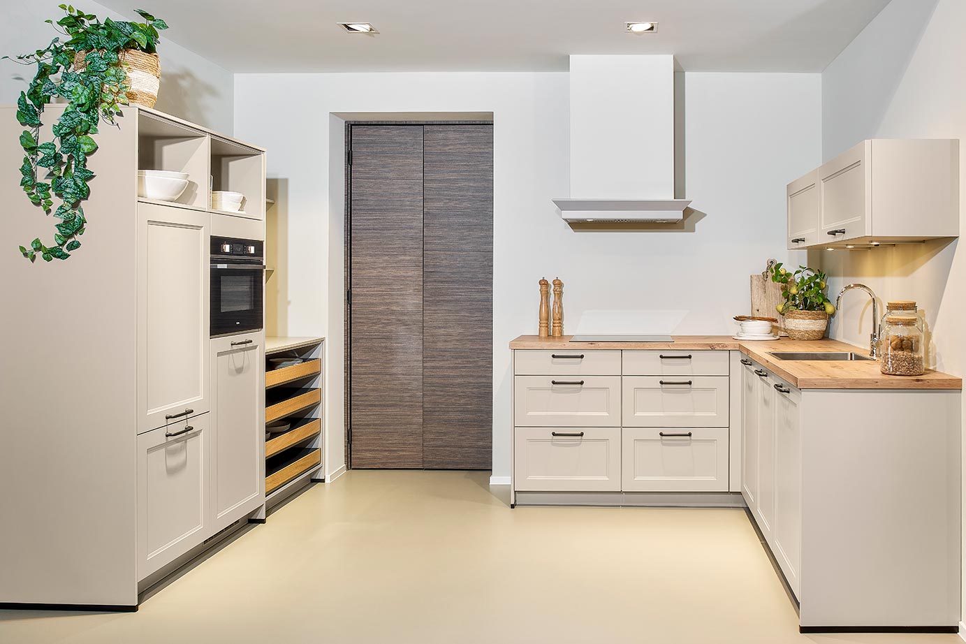 Tijdloze hoekkeuken met kastenwand