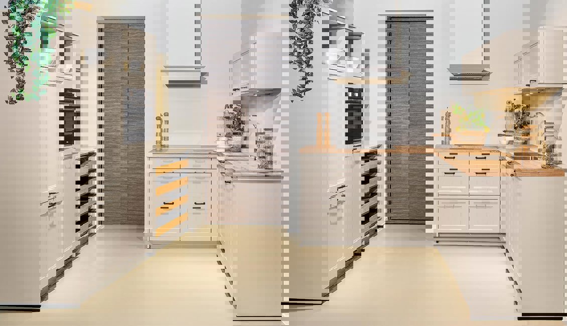 Tijdloze hoekkeuken met kastenwand