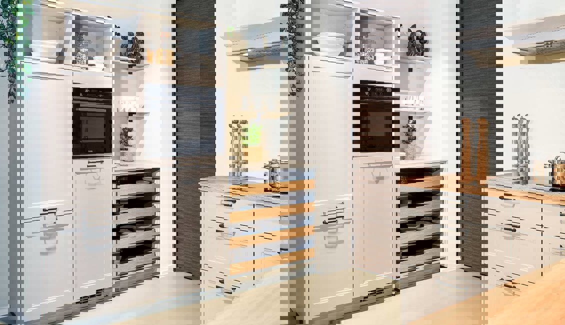 Tijdloze hoekkeuken, kastenwand met oven