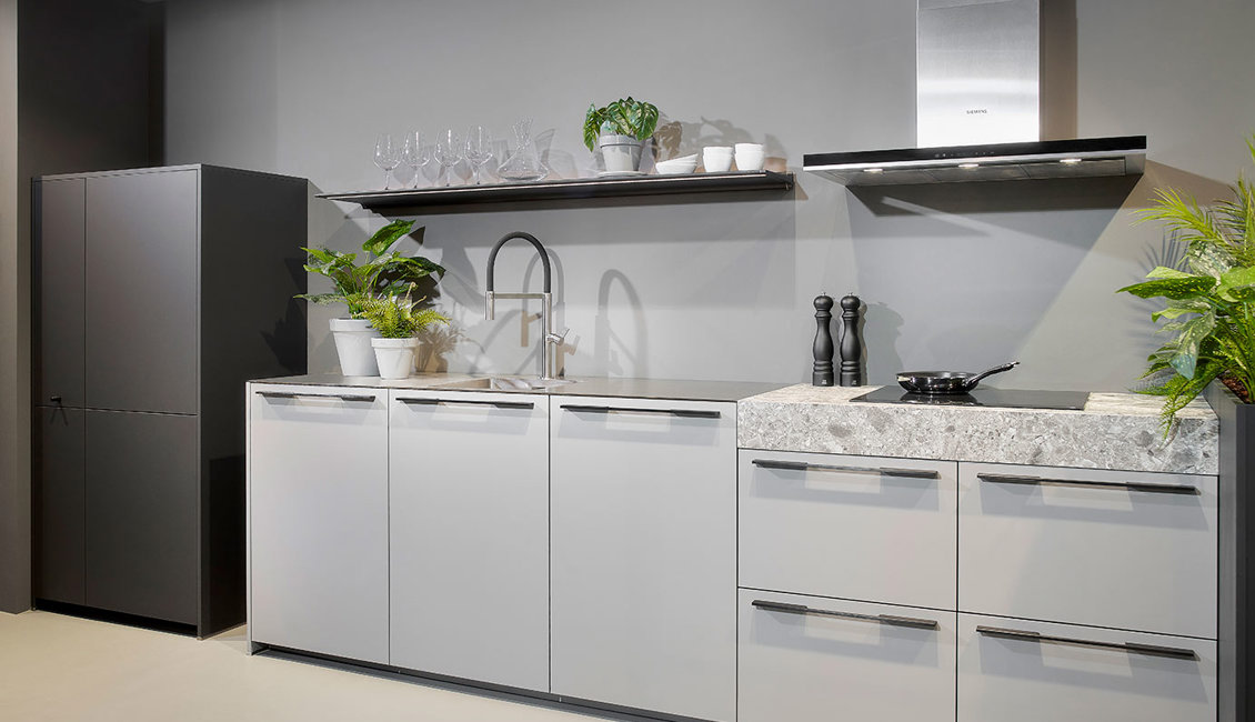 Rechte grijze keuken met hoge kast