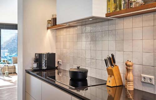 Moderne greeploze keuken Noordwijk, kookplaat en afzuigkap