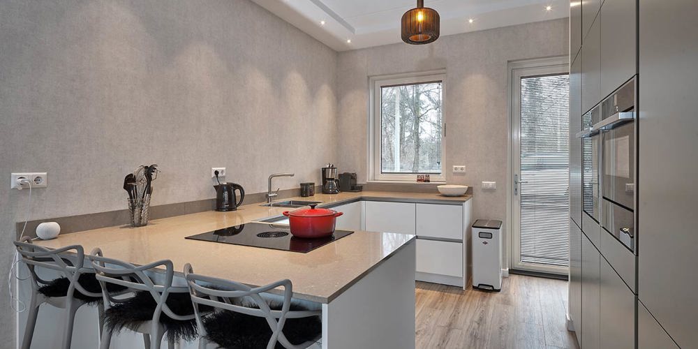 8 Greeploze u-keuken met kastenwand Amsterdam