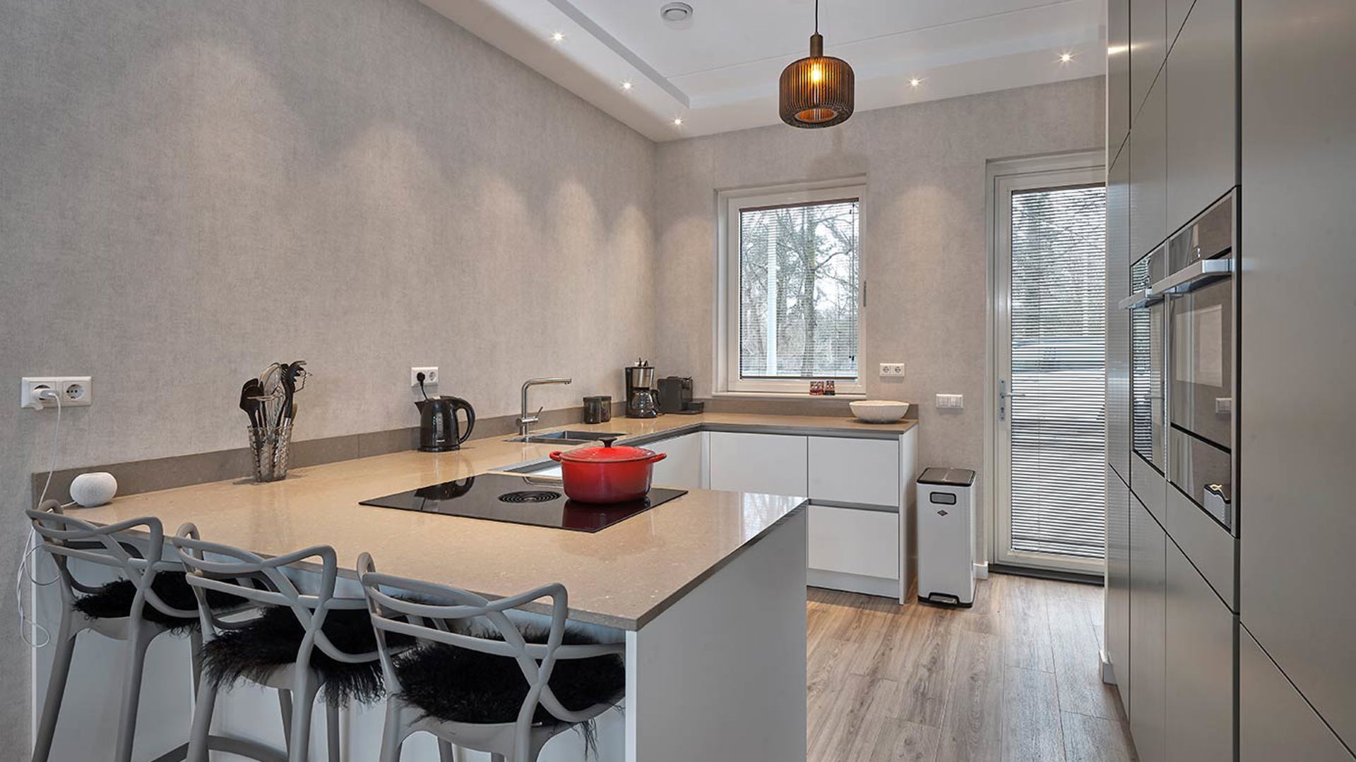 Greeploze u-keuken met kastenwand Amsterdam