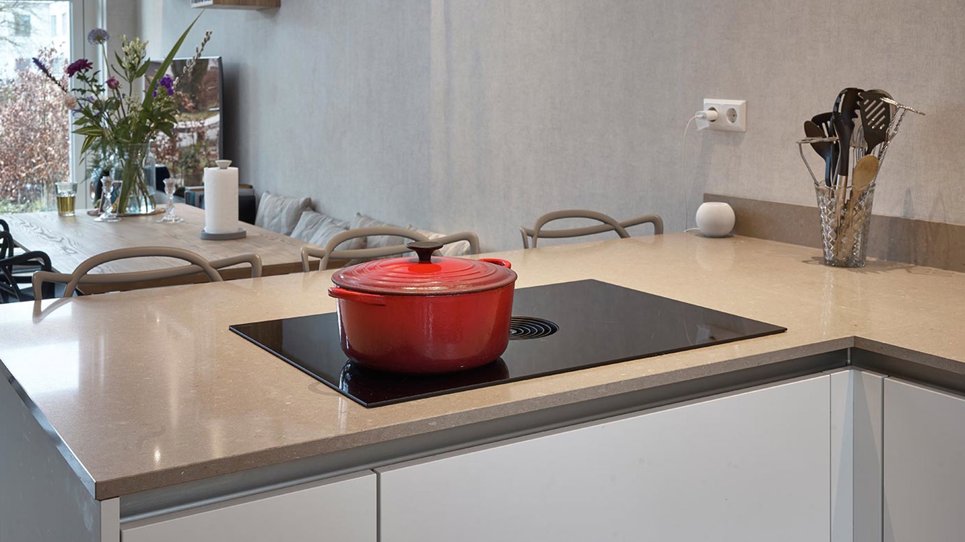 Greeploze keuken Amsterdam, inductiekookplaat met afzuiging