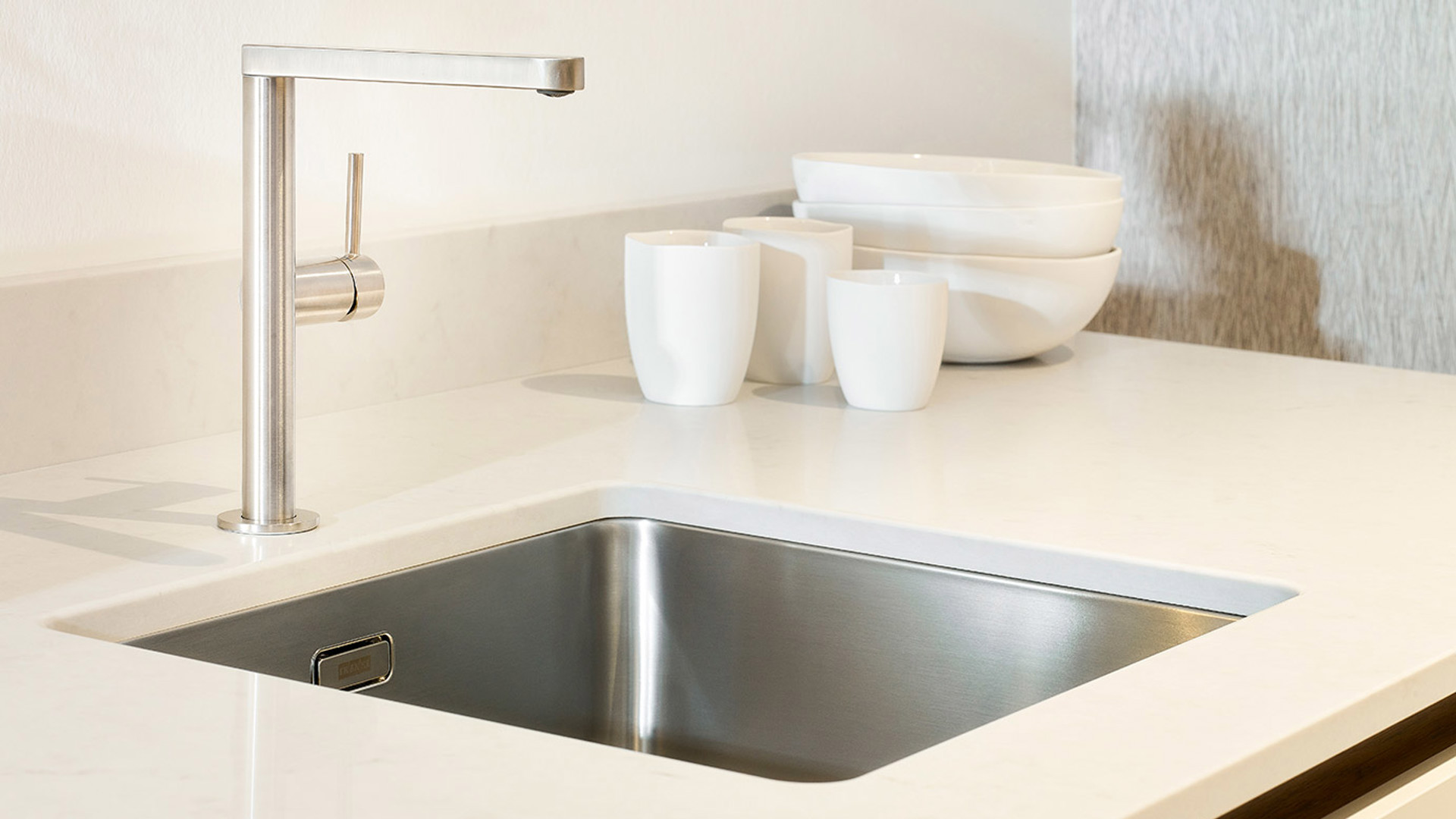 Luxe greeploze keuken, kraan en spoelbak