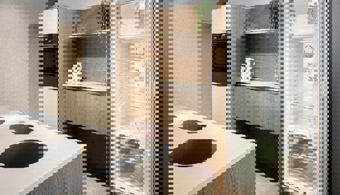 Luxe greeploze keuken, koelkast