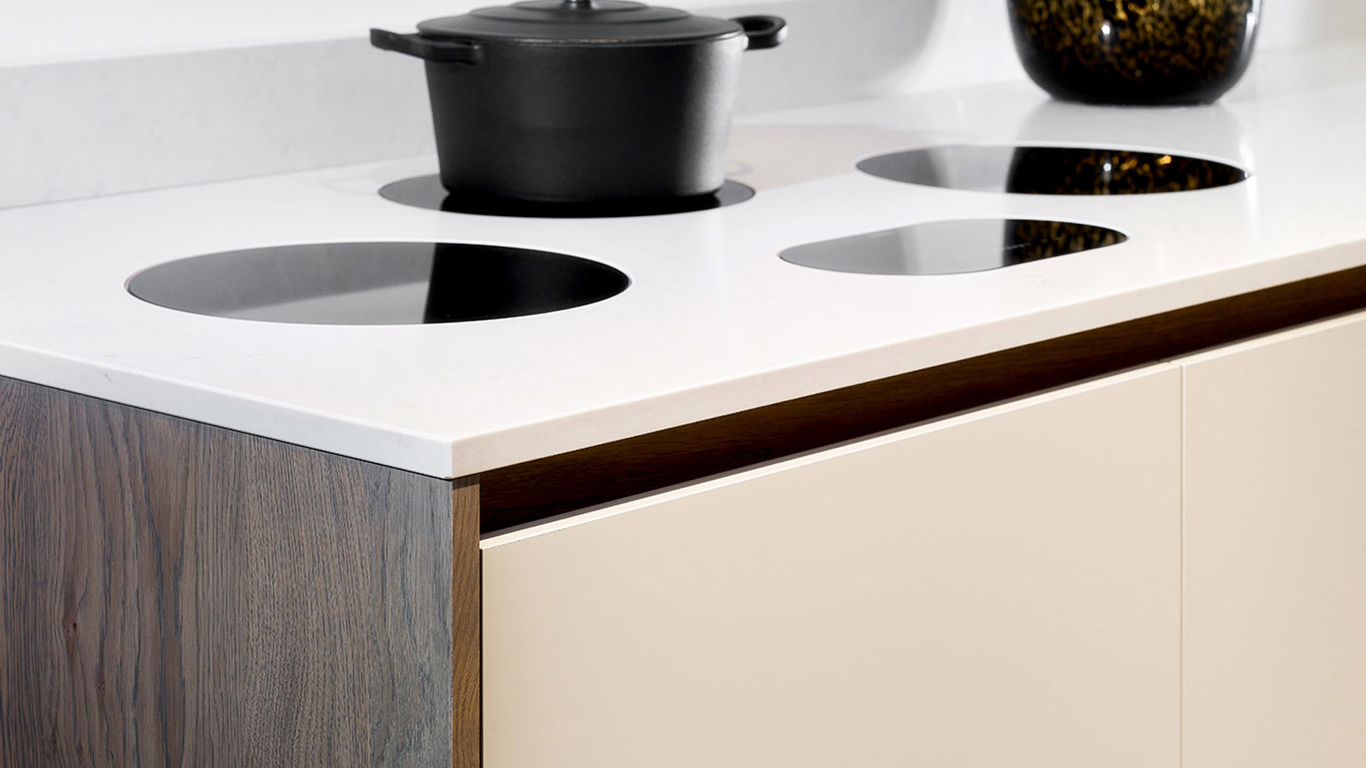 Luxe greeploze keuken, inductiekookplaat